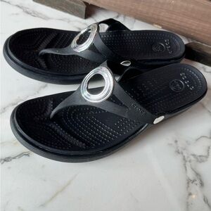 CROCS Sanrah Sandal Black Silver Beveled Circle Thong Wedge Shoe -Size 9